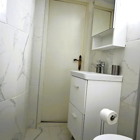 Tsinari 2 Bedroom With Patio 塞萨洛尼基