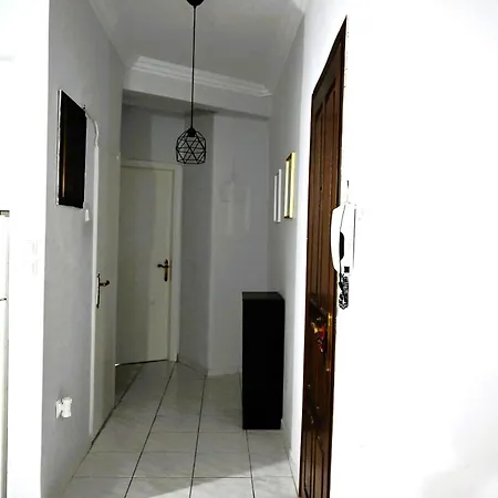 Tsinari 2 Bedroom With Patio 塞萨洛尼基